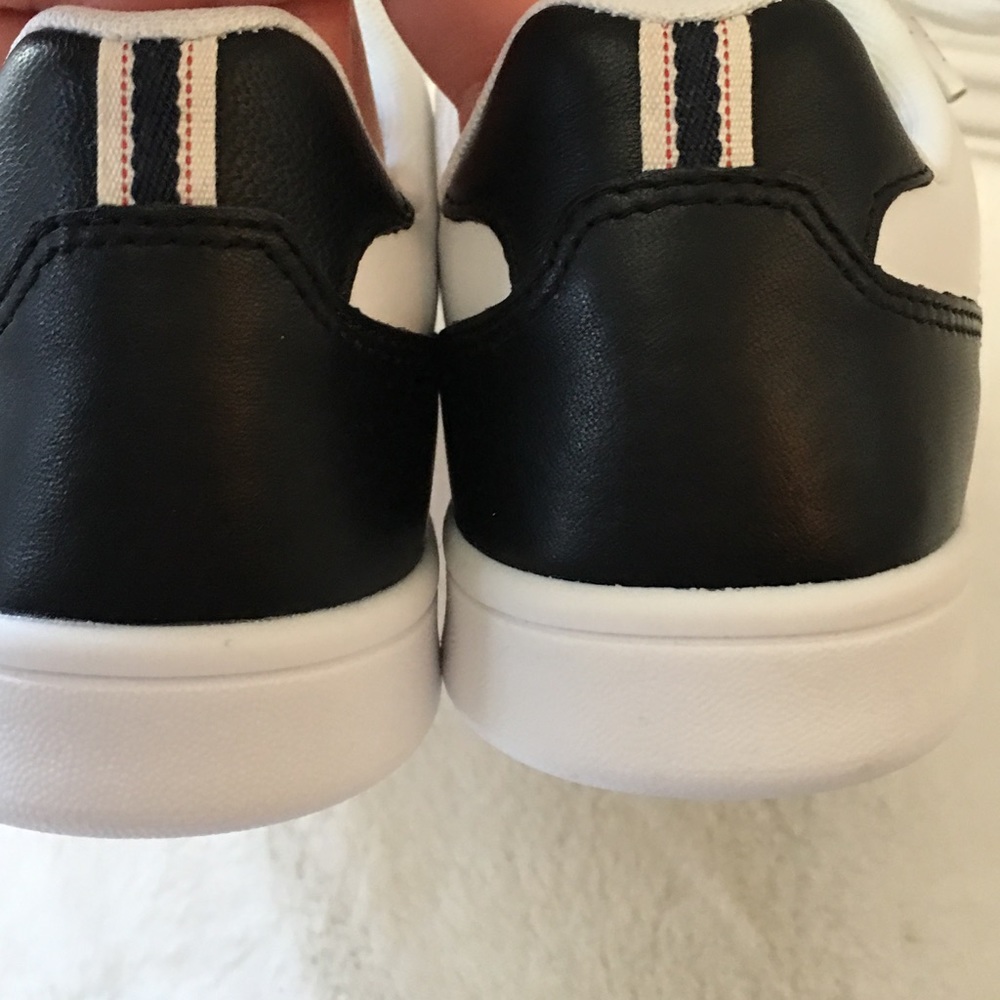 NWOB Ellen Degeneres Dog Sneakers - Picture 6 of 8